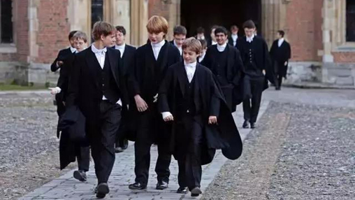 校服承擔(dān)育人功能，但為何中國校服卻承擔(dān)管理功能？