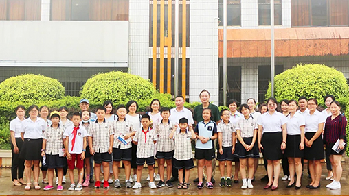 《南國(guó)早報(bào)》小記者團(tuán)走進(jìn)百裕集團(tuán)生產(chǎn)中心，探訪“學(xué)生裝”奧秘